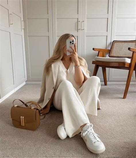 60+ Chic Veja Sneakers Outfits [2023]: How To Wear Veja Sneakers To ...