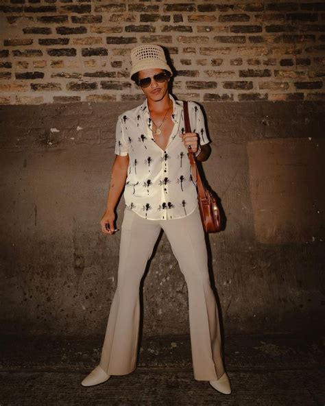 9 Inspirasi OOTD Kasual ala Bruno Mars, Cool Setiap Saat!