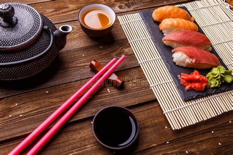 Nigiri и сасими суш установленные с чаем Стоковое Изображение ...