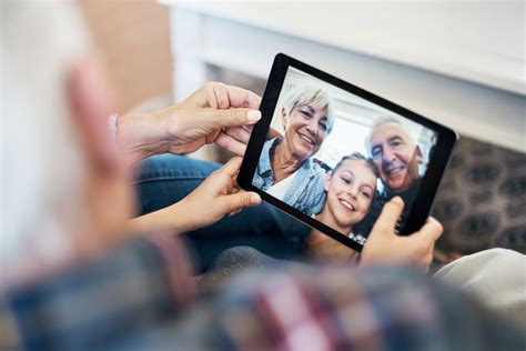 Stay Connected with Family Members | Summit Pointe