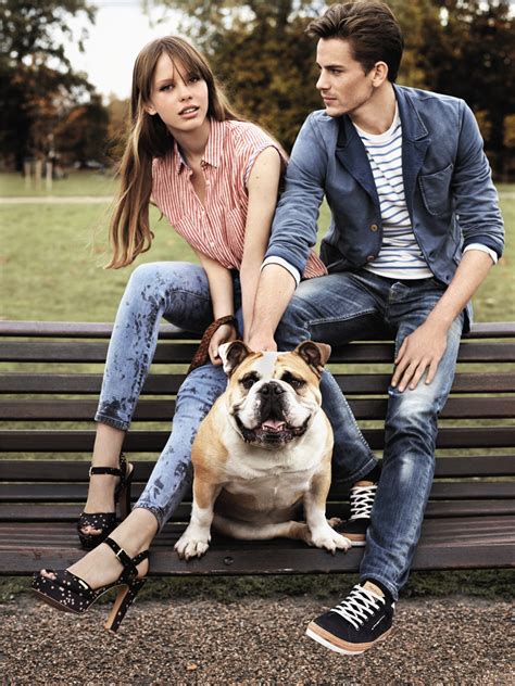 Кара Делевинь и Эди Кэмпбелл в рекламе джинсовой одежды Pepe Jeans ...