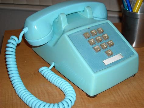 18 ноября 1963 года Bell выпустила первый в мире кнопочный телефон ...