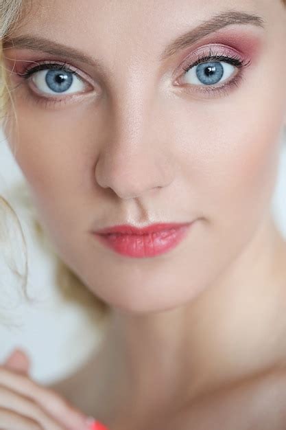 Bella mujer con ojos azules | Foto Gratis