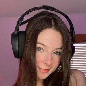 Ella Bloom - Age, Family, Bio | Famous Birthdays