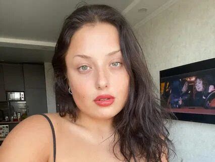 Milada Moore - Bio, Age, Height, Wiki Models Biography - FindSource