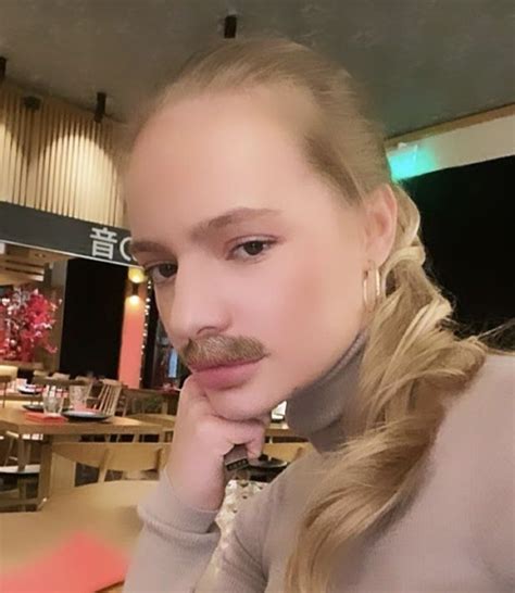 Усы Пескова, кокошник Снегурочки и другие популярные маски в ...