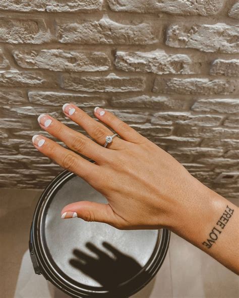 Foto: Unhas decoradas em branco com estilo minimalista: essa versão é criativa - Purepeople