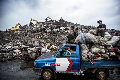 Landfill photos from six cities that highlight the global waste problem