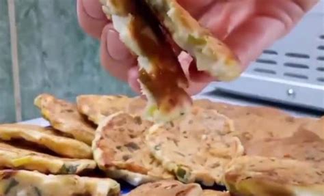 Ленивые пирожки с луком и яйцом на кефире на сковороде простой рецепт ...