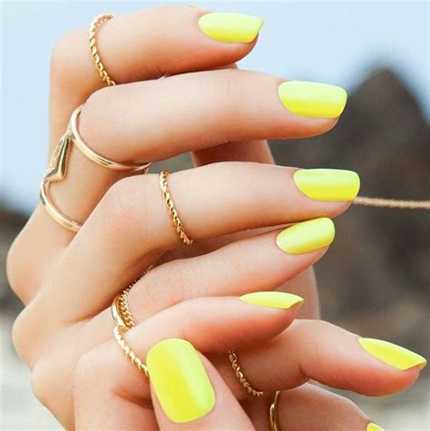 Желтые короткие ногти: 50+ ярких и солнечных идей