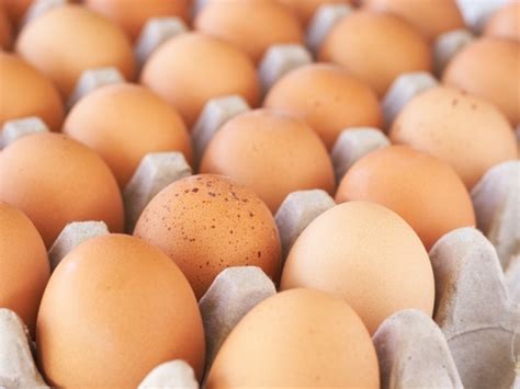 Criză de ouă: Unele supermarketuri britanice au început să le raţionalizeze