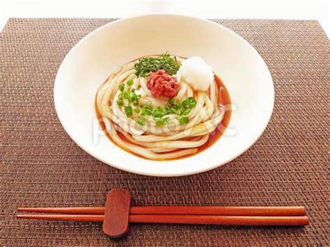 梅と大根おろしの冷やしぶっかけうどん お箸付き - No: 3664308｜写真素材なら「写真AC」無料（フリー）ダウンロードOK