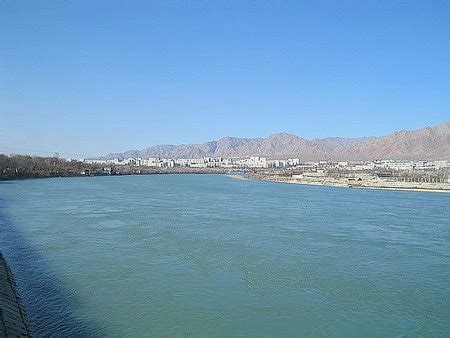 Кайраккумское водохранилище в окрестностях Худжанда