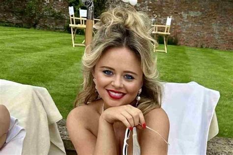 Emily Atack får beröm efter att ha poserat i bikini på