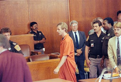 Jeffrey Dahmer Crime Scene Photos Graphic: The Hidden Details You Missed - 2hdl9us
