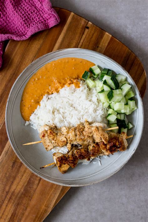 Kipsatés met rijst en crunchy pindasaus – Vickylicious