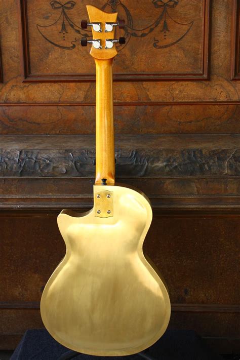 Baritone Ukelele