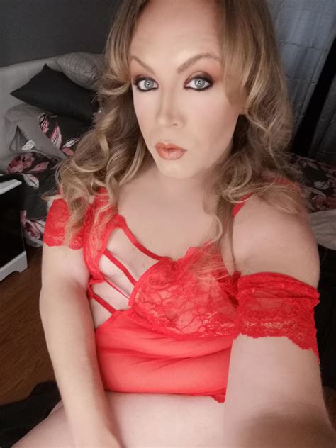 Red Makes Me Feel Powerful 💋 : r/TS_Domination