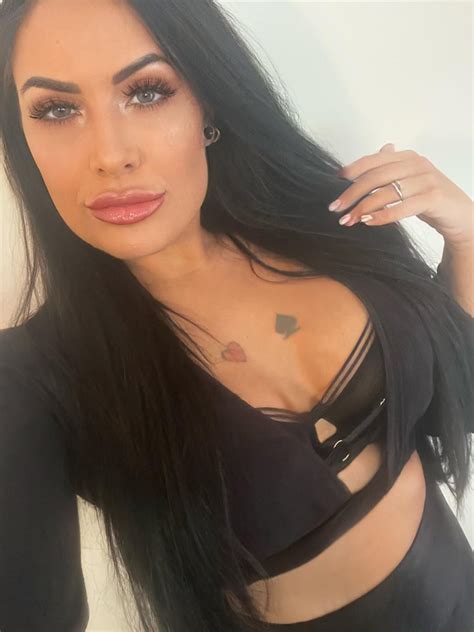 Brunette PAWG milf here 👋🏻 ・ popular.pics ・ Viewer for Reddit