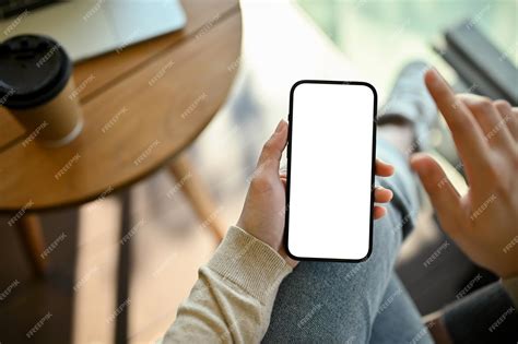 Изображение сверху макета белого экрана смартфона находится в женской ...
