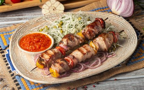 Шашлык свиной с салатом и аджикой купить с доставкой в Кишиневе - La ...
