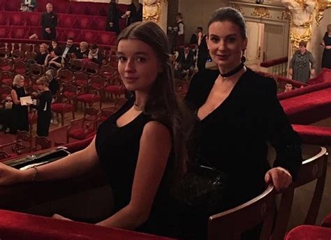 Екатерина Стриженова с дочкой поразили вечерними нарядами на премьере ...