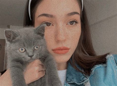 Meltem Akçöl💝 in 2022 | Girl hand pic, Girls hand, Animals
