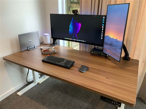 MacBook Pro drives dynamic, well-mounted displays [Setups] | Cult of Mac