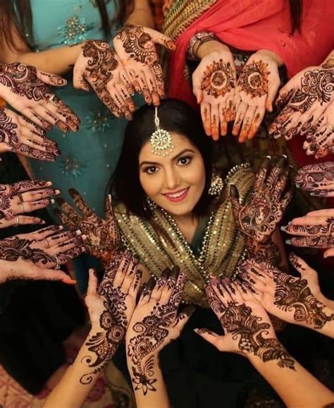 mehendi poses  bridesmaid mhendi shoot