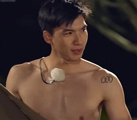 Netizen tranh cãi màn lột đồ của HIEUTHUHAI, phản ứng ê-kíp ra sao ...
