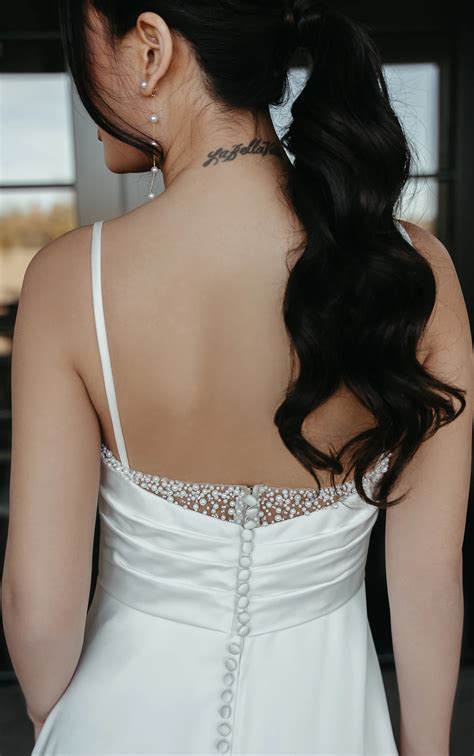 Modern Princess Elegance: Scoop Neckline A-line Wedding Gown