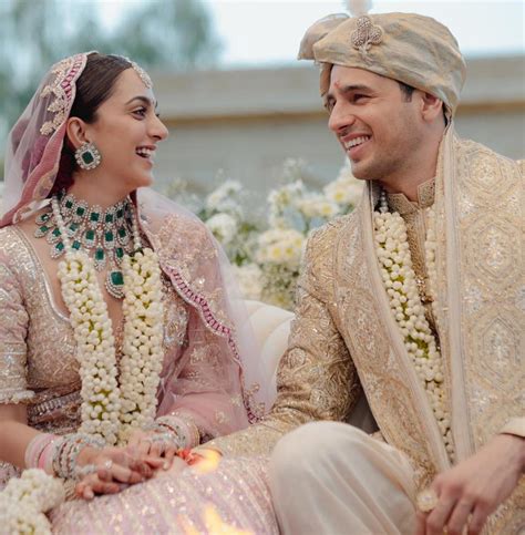 Kiara Advani,Sidharth Malhotra distribute sweets | cinejosh.com