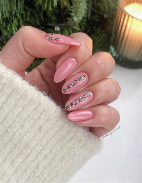 45+ Subtle Christmas Nails Design Ideas