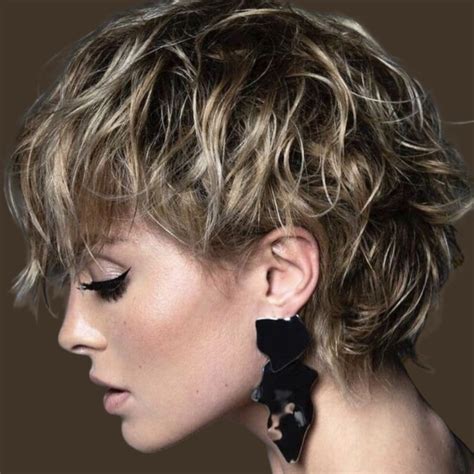 tagli capelli corti scalati  sfilati stili trendy    dinamico