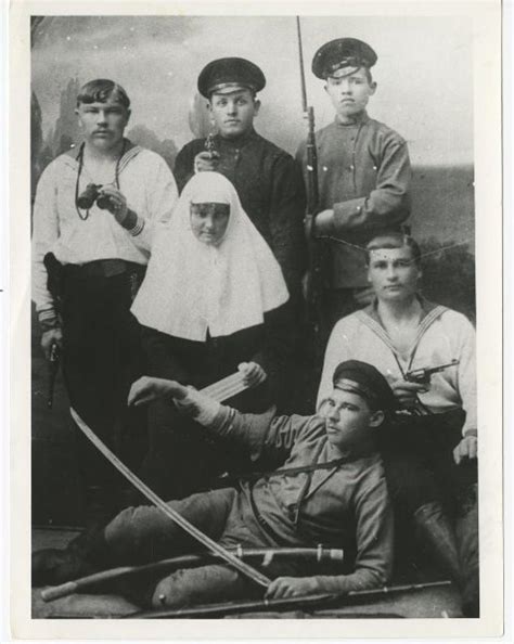 Фото "Красногвардейцы и санитарка", октябрь 1917 - История России в ...