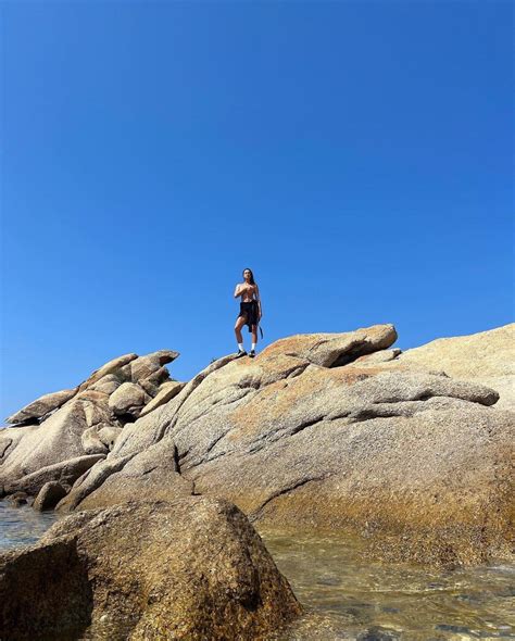 Irina Shayk Topless Hand Bra Nature - Hot Celebs Home