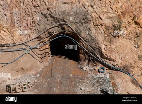 Underground mining tunnel entrance -Fotos und -Bildmaterial in hoher