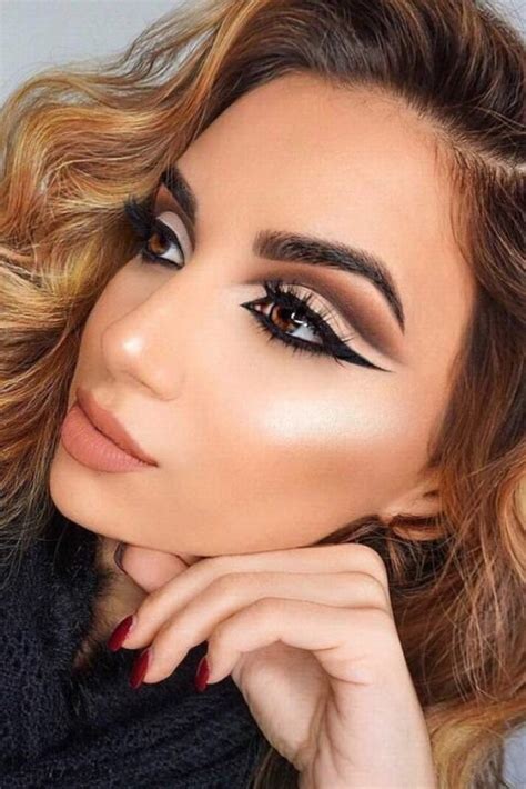 Как сделать макияж глаз в технике cut crease | Уроки макияжа | Дзен