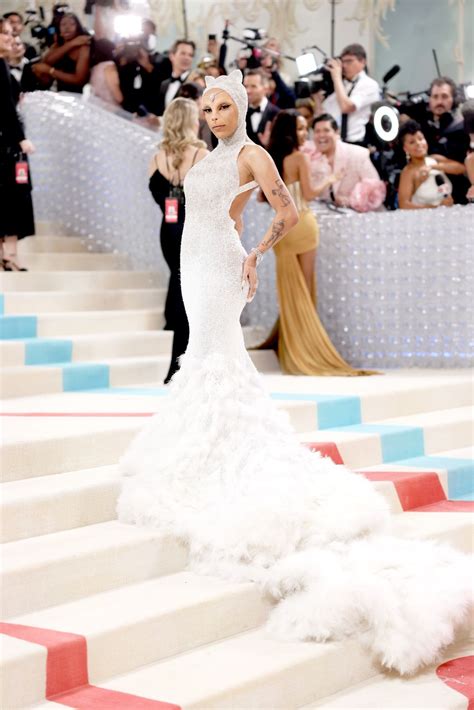 Doja Cat Dressed Up as Karl Lagerfeld's Cat, Choupette, at the 2023 Met ...