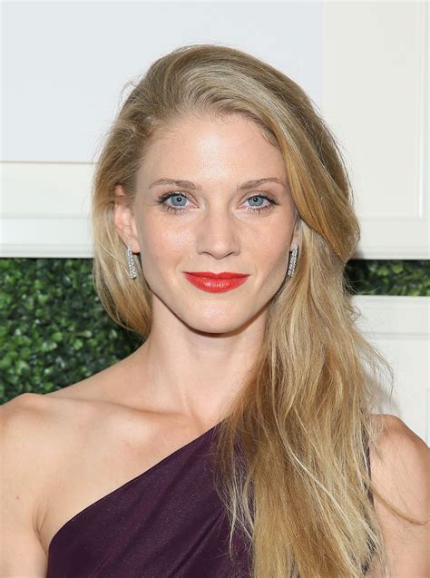 Winter Ave Zoli Wallpaper