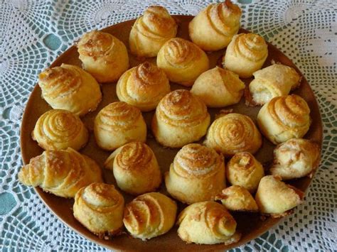 Плюшки в духовке рецепт с фото: Рецепт сдобных булочек с сахаром