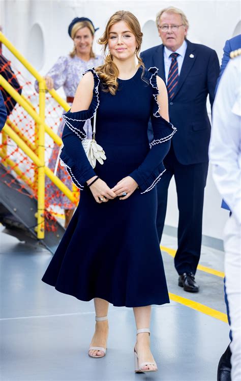 Prinses Alexia draagt jurk van Máxima tijdens eerste werkbezoek