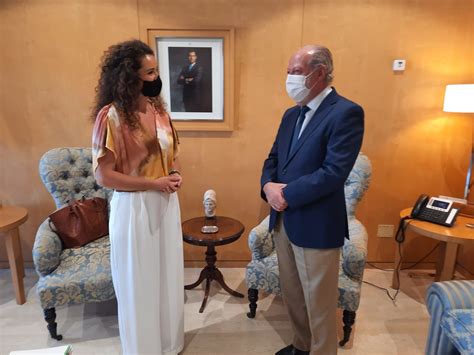 Villalobos se reúne con la responsable de Relaciones Externas de