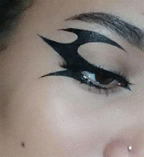 Pin by lu on delineados | No eyeliner makeup, Punk makeup, Graphic makeup