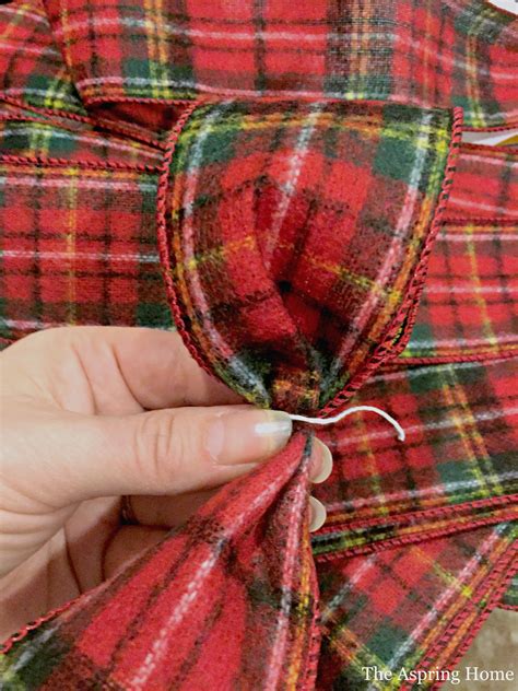 How to Make a Simple Christmas Bow | The Aspiring Home
