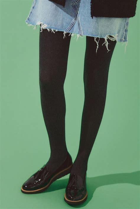 春のタイツをダサく見せない！大人の「グレータイツ」着こなしテクニック | CLASSY.[クラッシィ]