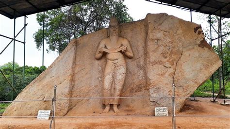 Statue of King Parakramabahu the Great | www.lankatraveldirectory.com