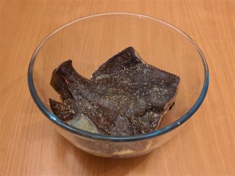 Камбала, запеченная с помидорами