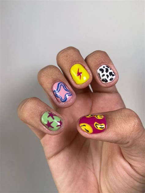 Nail art masculina | Unhas maneiras, Unhas coloridas, Unhas minimalistas