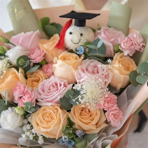 beautiful graduation bouquet flowers bouquet ideas  grads